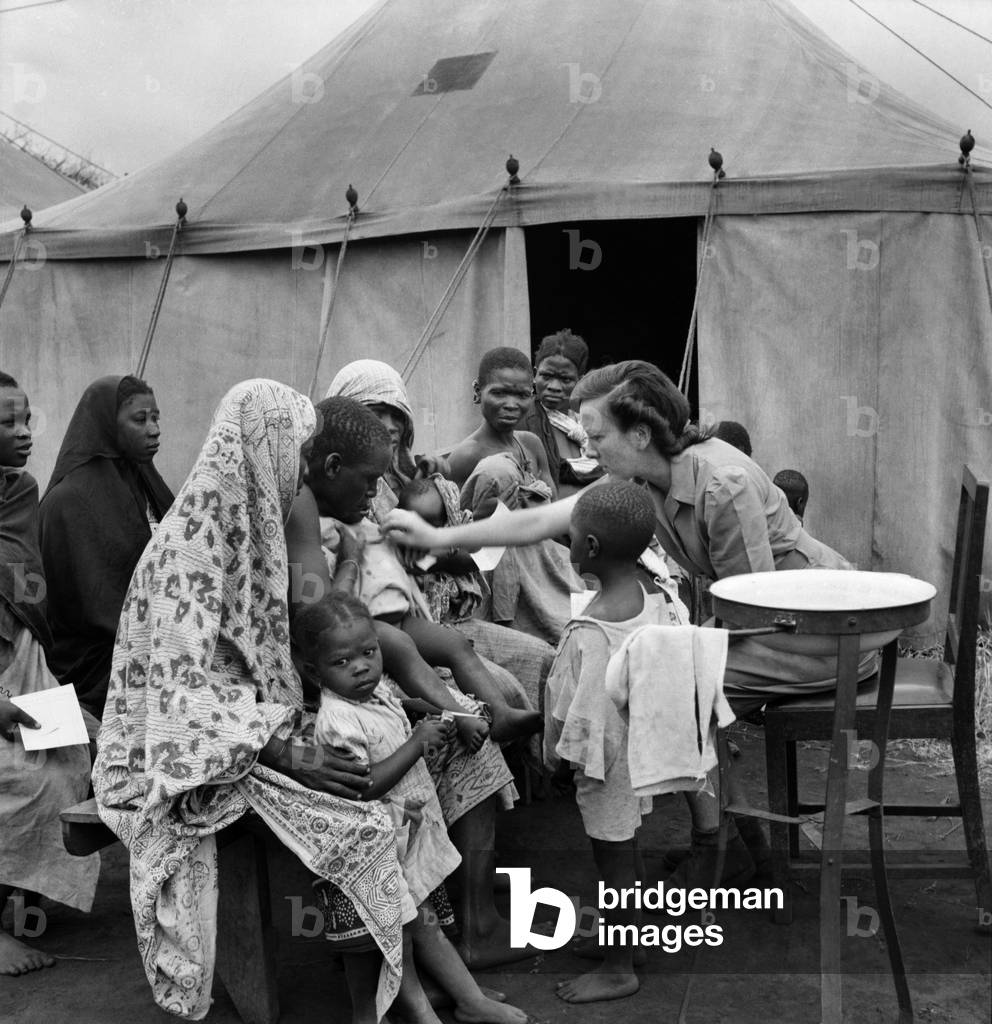 East African groundnuts scheme. Open air hospital at Kongwa - Sister Helen Porter with native mothers and babies. May 1952 O15017-006