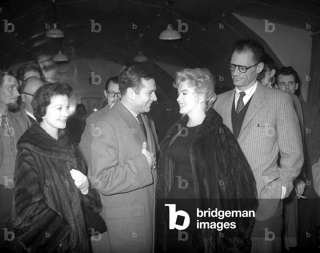 Marilyn Monroe says goodbye to Sir Laurence Olivier on her way back to the U.S, November 1956 (b/w photo)
