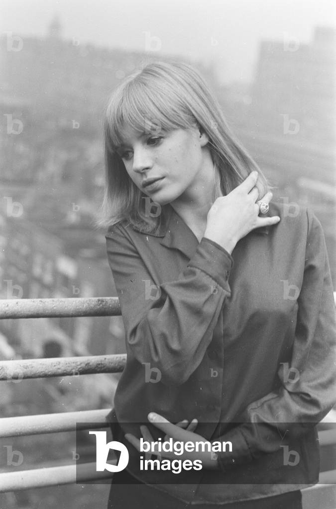 Marianne Faithfull photoshoot at her flat. 31st October 1964 (b/w photo)