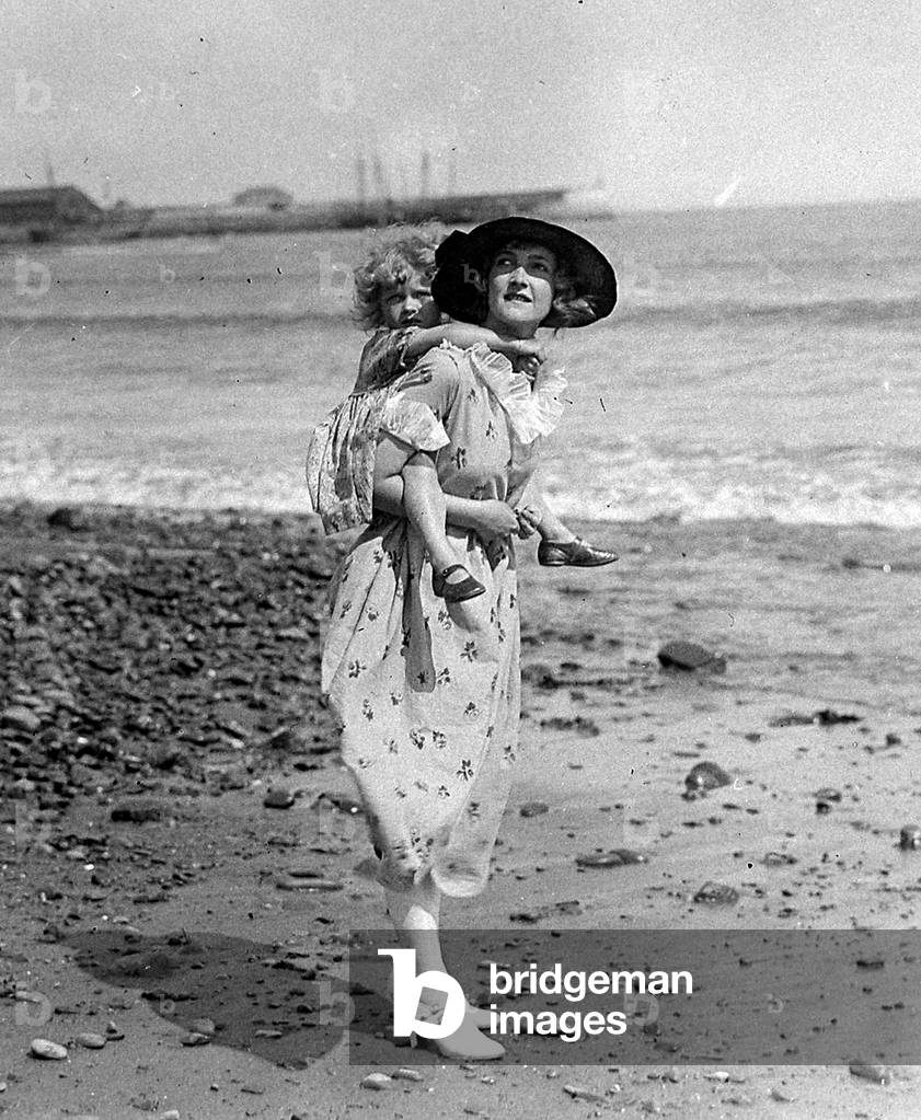 Mary Glynne (Mrs Neilson Terry) with her little daughter Hazel at Minehead 1921