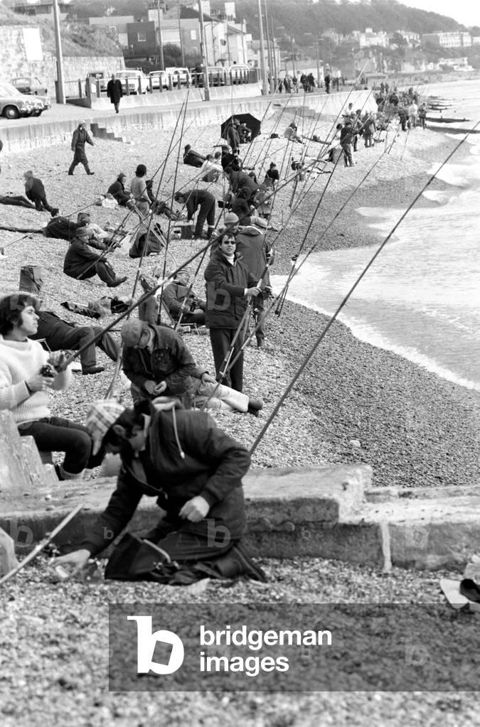 Fishing/Fisherman/Fishermen Sport/Outdoor: 2000 anglers fish from Folkestone Beaches, March 1975 (b/w photo)