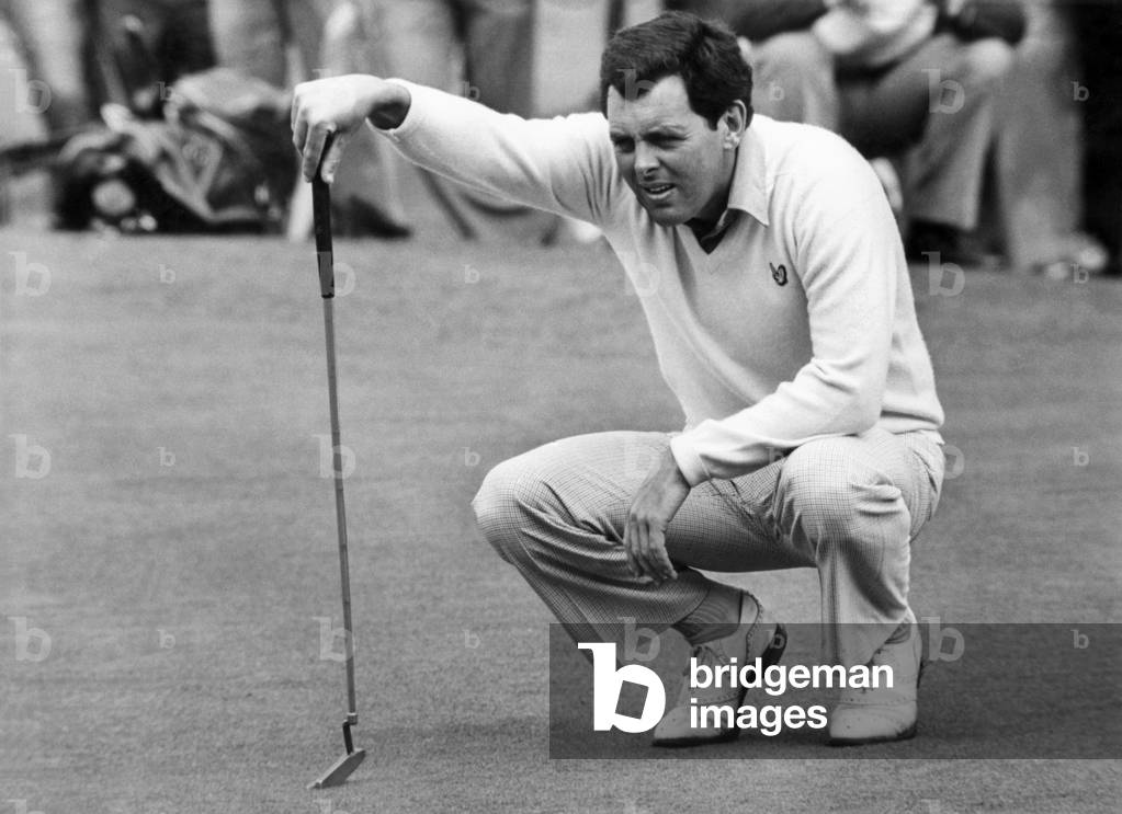 Golf Bernard Gallacher lines-up a putt. Circa 1975 (b/w photo)