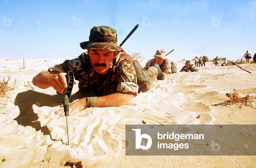 Members of the 7th armoured division the Desert rats practise search and disposal of enemy mines in the Saudi desert, prior to Operation Desert Storm, 1990 (photo)