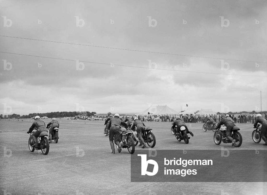 Action from the start of the Daily Herald Motor Cycle Racing Championship at Thruxton. 4th August 1958
