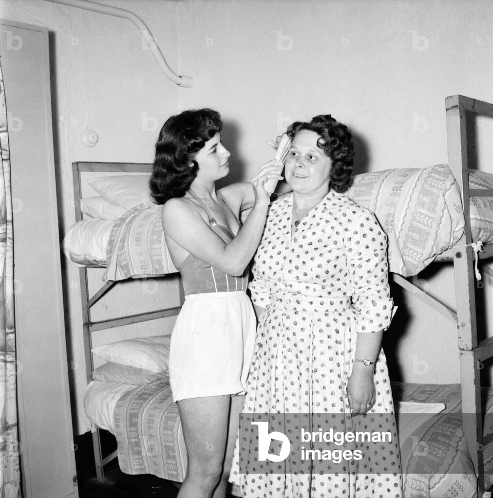 Bultins Holiday Pwllheli: Mrs. Nellie McGrail, Pools Winner. Horse riding/Boating/Elephant/Roller skating/Family. Brenda Parsonage does Mrs. McGrailês hair in her chalet. June 1960