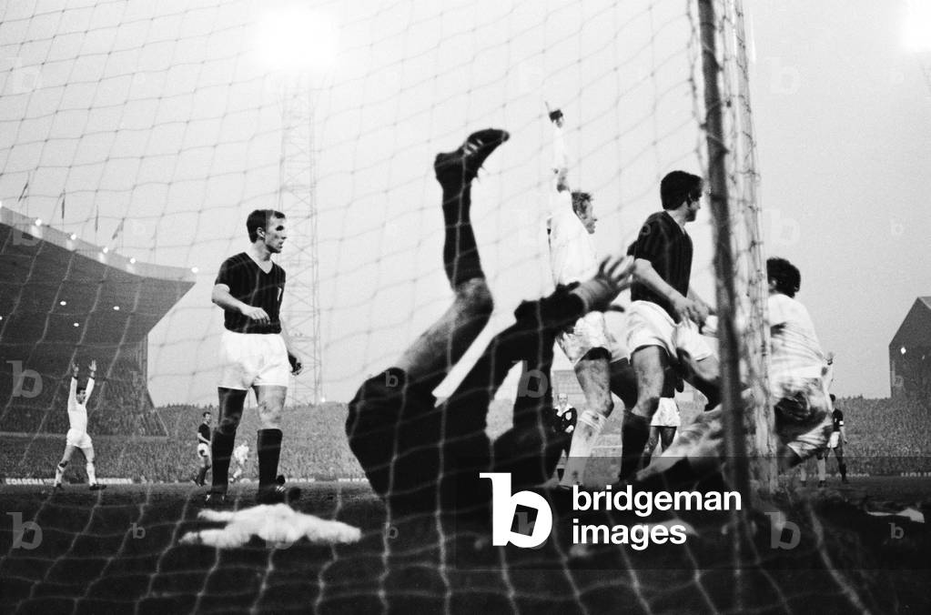 European Cup Semi Final Second Leg at Old Trafford. Manchester United 1 v AC Milan 0 (Milan win 2-1 on aggregate). AC Milan goalkeeper Cudicini under pressure during a United attack. Denis Law appeals. 15th May 1969 (photo) (photo)