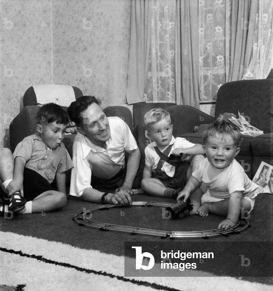 The Sunday Pictorial School for Fathers, where the training includes changing Nappies, preparing feed bottles and playing with the children. 
June 1953 
D3526-001