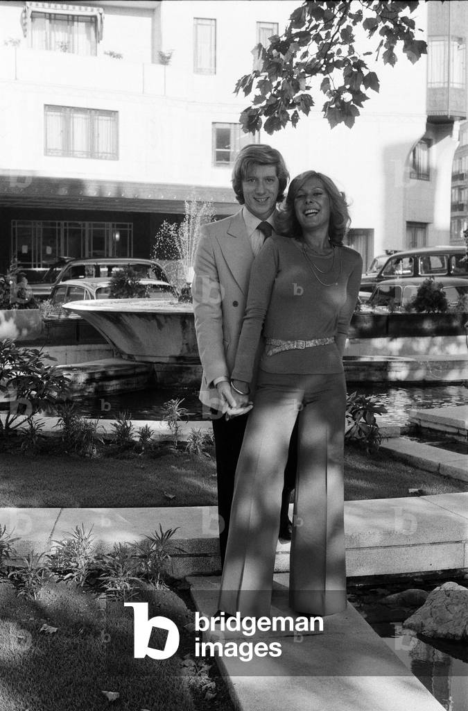 Actress Lynda Bellingham and producer Greg Smith announced today at the Dorchester Hotel that they are to marry on November 7th. 23rd October 1975 (b/w photo)