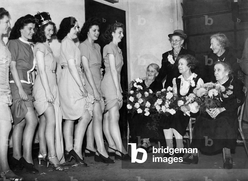 Clothing : Women : Stockings : The old ladies of the hosiery trade met the young ladies with the 
