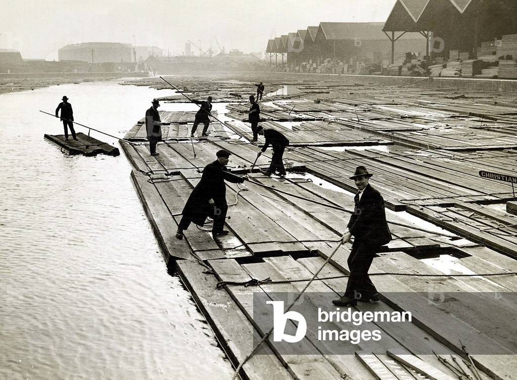 Rafters at work in the Surrey Commercial Docks, The Port of London, December 1930 (b/w photo)
