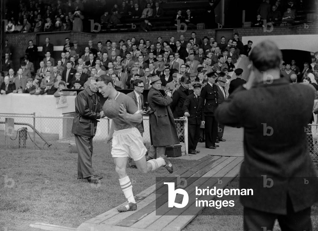 English League Division One match at Stamford Bridge. Chelsea 4 v Nottingham Forest 3. Chelsea's Jimmy Greaves is cheered onto the pitch by fans before taking part in his final game for the club. Greaves scored four goals in the match. 29th April 1961 (photo)