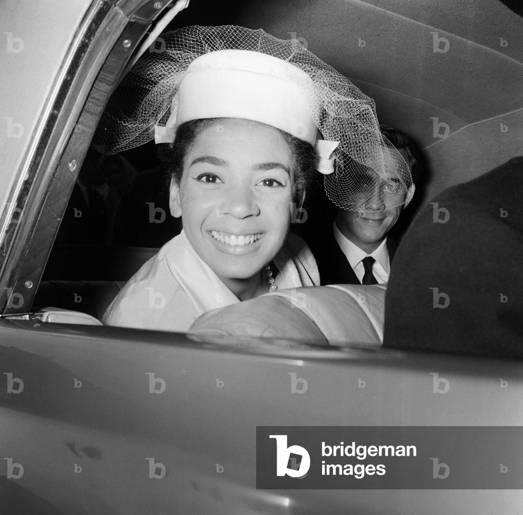 Shirley Bassey, 24, marries film director Kenneth Hume, 35, at Paddington Register Office. The Bridge and Groom after the ceremony. 8th June 1961.