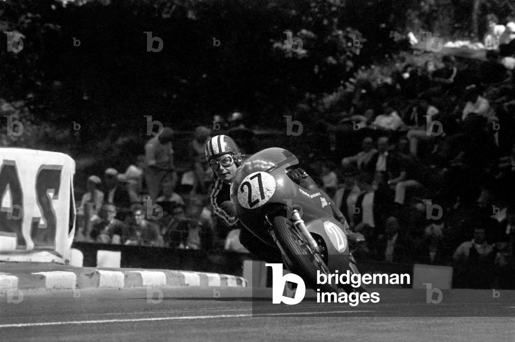 Sport Motorcycling: Isle of Man TT Racing 350 CC Class Junior. Brian Steenson on his way to second place. June 1969