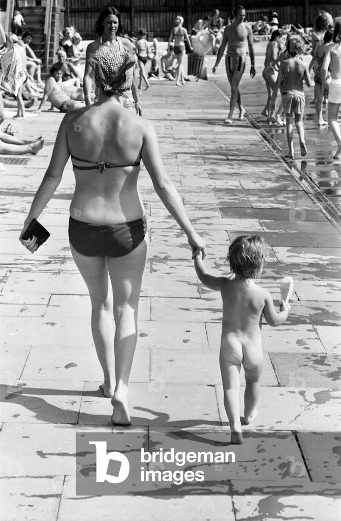 Mother and child try to keep cool at a Birmingham lido during the summer heatwave of 1976. 28th June 1976 (b/w photo)