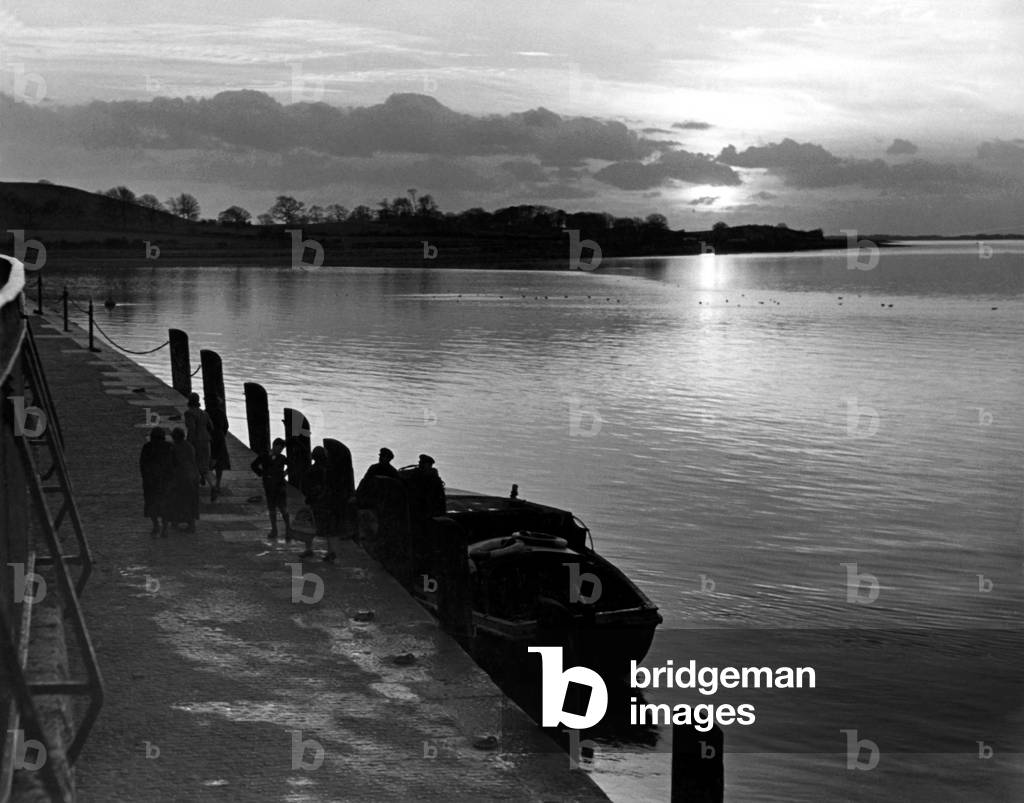 The last boat of the day
The Angelsey ferry boat making its final journay of the day. March 1942 P000048