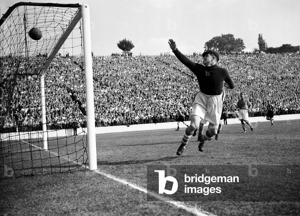 English League Division One match at The Valley. Charlton Athletic 6 v Newcastle United 3. Charlton goalkeeper Sam Bartram in trademark cap. 10th September 1949 (photo)