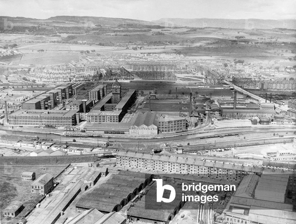 Aerial view showing the Singer Manufacturing Company sewing machine factory in Kilbowie, Clydebank, c. 1935 (b/w photo)