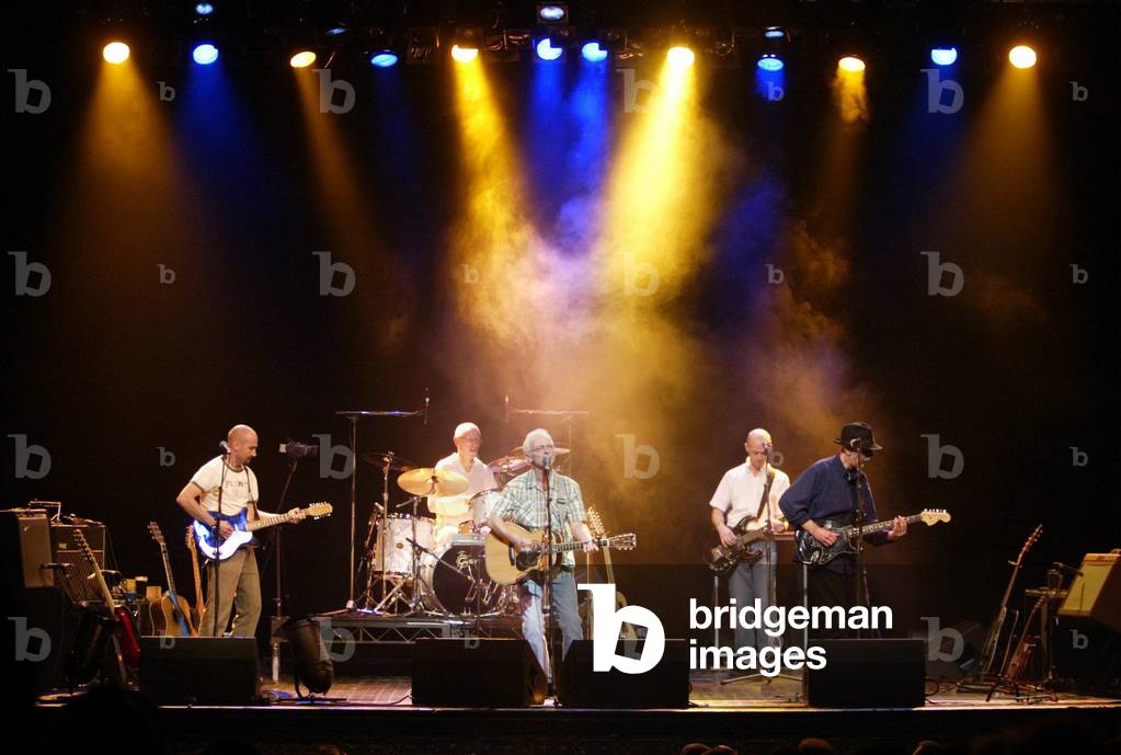 The Pop Group Lindisfarne perform for the final time at the Tyne Theatre, 1st November 2000 (photo)
