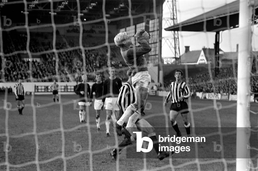 Burnley v. Newcastle. Burnley keeper Mello climbs above Wyn Davies to collect a corner. November 1969 (photo)