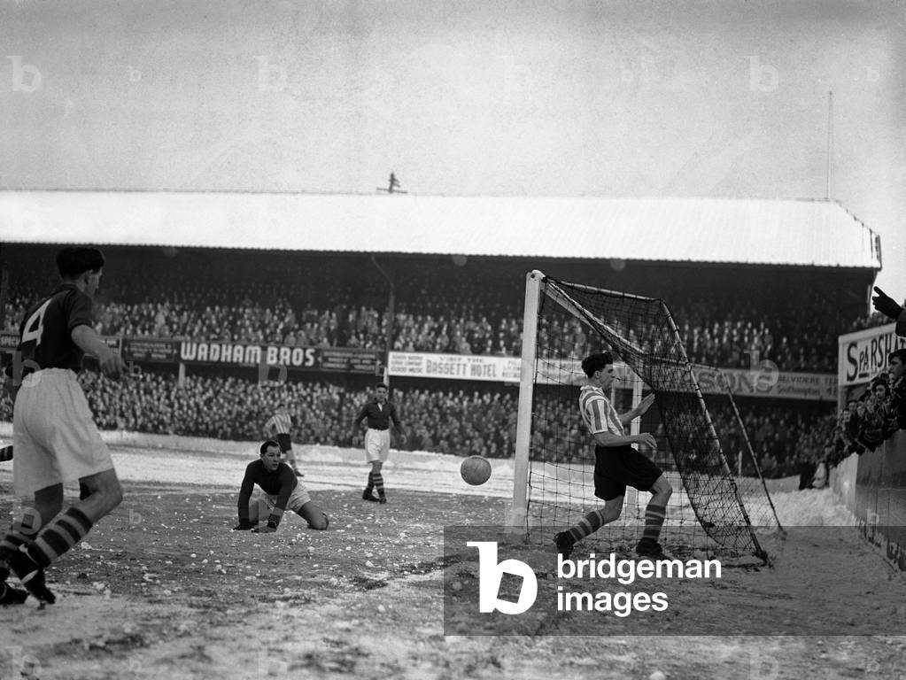 Southampton v Barnsley, League match at The Dell, Saturday 16th December 1950. Final score: Southampton 1-0 Barnsley (photo)