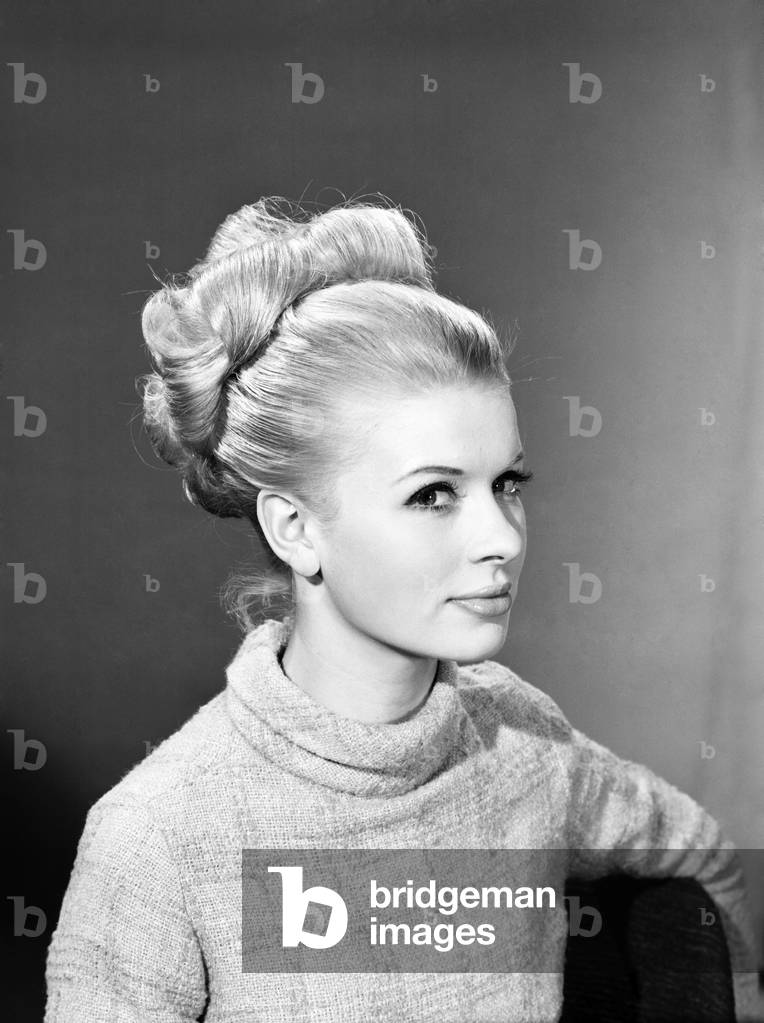 Fashion: Hairstyles: Wigs: Model: Vyvyan Dunbar. 1965 (b/w photo)