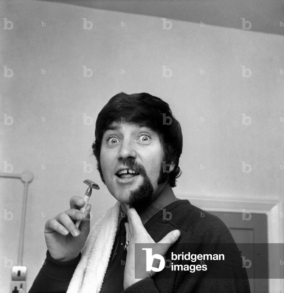 Jimmy Tarbuck playing 