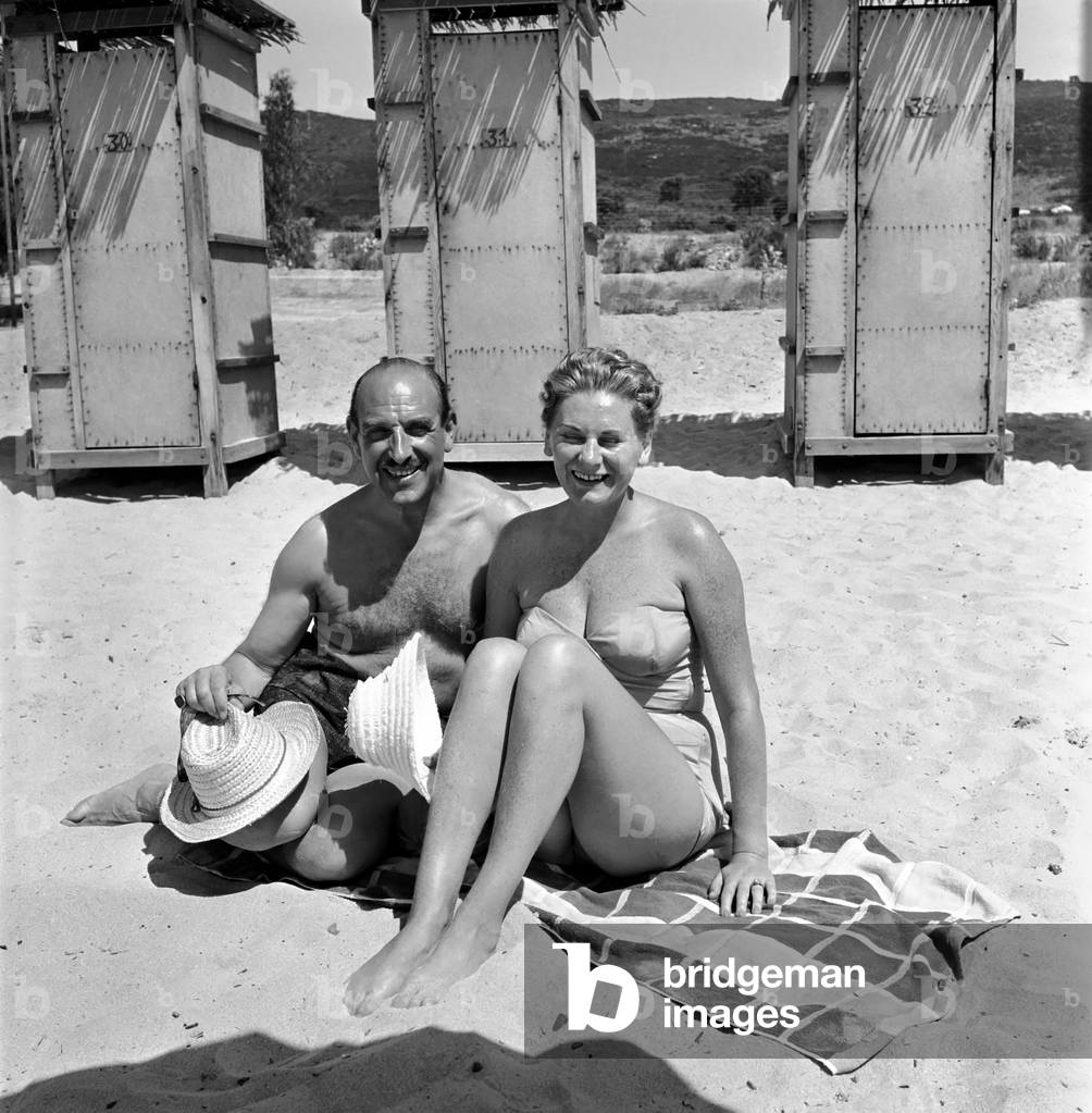 Holidays: Couples enjoying the beach on Corsica, August 1957 (b/w photo)