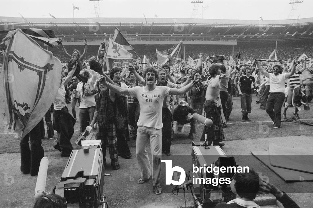 Scottish fans run riot at Wembley after Scotland had beaten England in the home international of 1977 (photo)