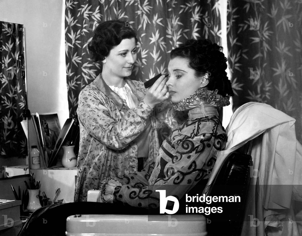 Woman beauty culture. Mrs. Pearce making up Vivien Leigh for 