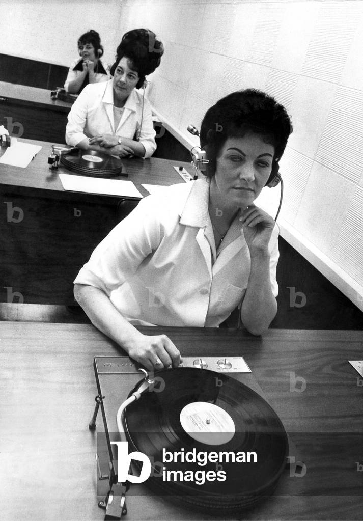 Women checking the quality of the records at the RCA record plant in Washington in July 1971. The women have to listen to the same record as many as 30 times during their eight hour shift, 20/07/1971 (b/w photo)