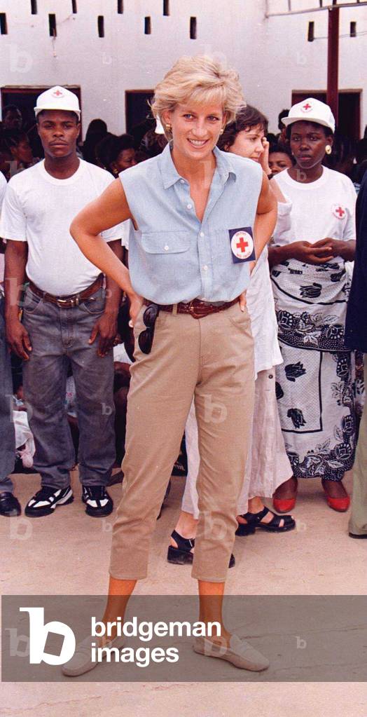 Princess of Wales with Red Cross workers in Ruanda during visit to landmine victims at an orthopaedic centre, January 1997 (photo)