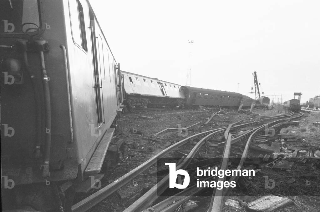 Hither Green train crash. On Sunday 5 November 1967 the 19:43 Hastings to Charing Cross service, consisting of twelve coaches derailed at 21:16 shortly before the St Mildred's Road railway bridge, near Hither Green maintenance depot., 1967 (b/w photo)