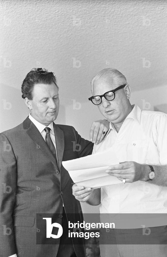Denis Loraine and Abe Phillips, his bail bondsman, in Los Angeles, USA, 10th August 1965.