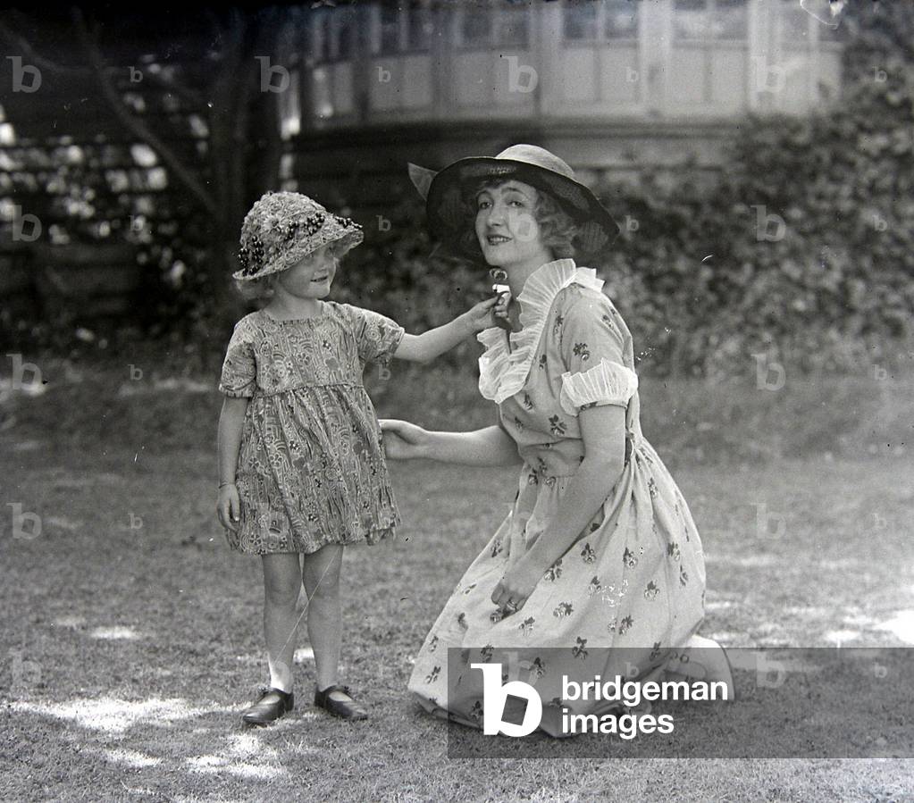 Mary Glynne (Mrs Neilson Terry) with her little daughter Hazel at Minehead 1921