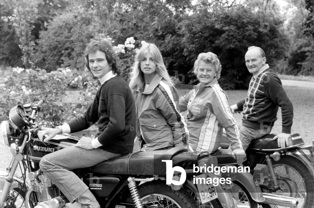 Barry Sheene: In the pits as a timekeeper will be his constant girl friend Stephanie McLean, August 1977 (b/w photo)