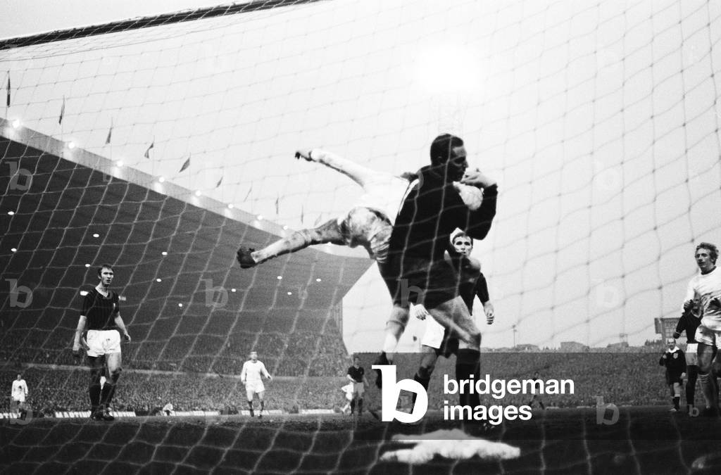 European Cup Semi Final Second Leg at Old Trafford. Manchester United 1 v AC Milan 0 (Milan win 2-1 on aggregate). AC Milan goalkeeper Cudicini under pressure during a United attack. Denis Law looks on. 15th May 1969 (photo)