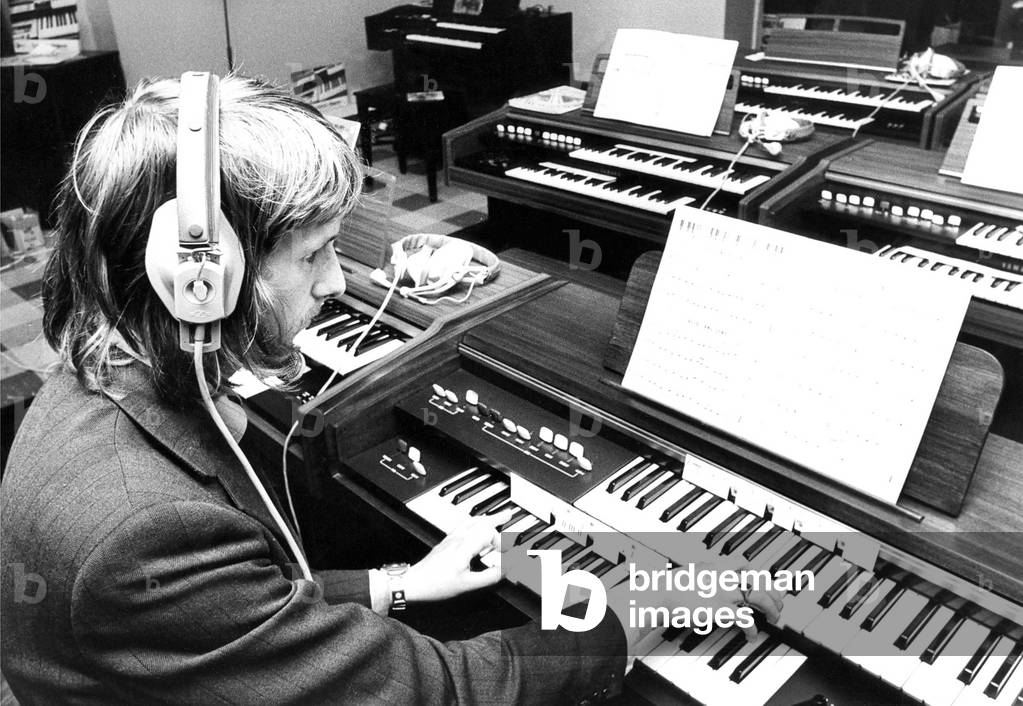 Mr. Barry Cartledge, a salesman at the City Music Stores, shows how the music laboratory there is used to teach people how to play the electric organ in September 1973 (b/w photo)