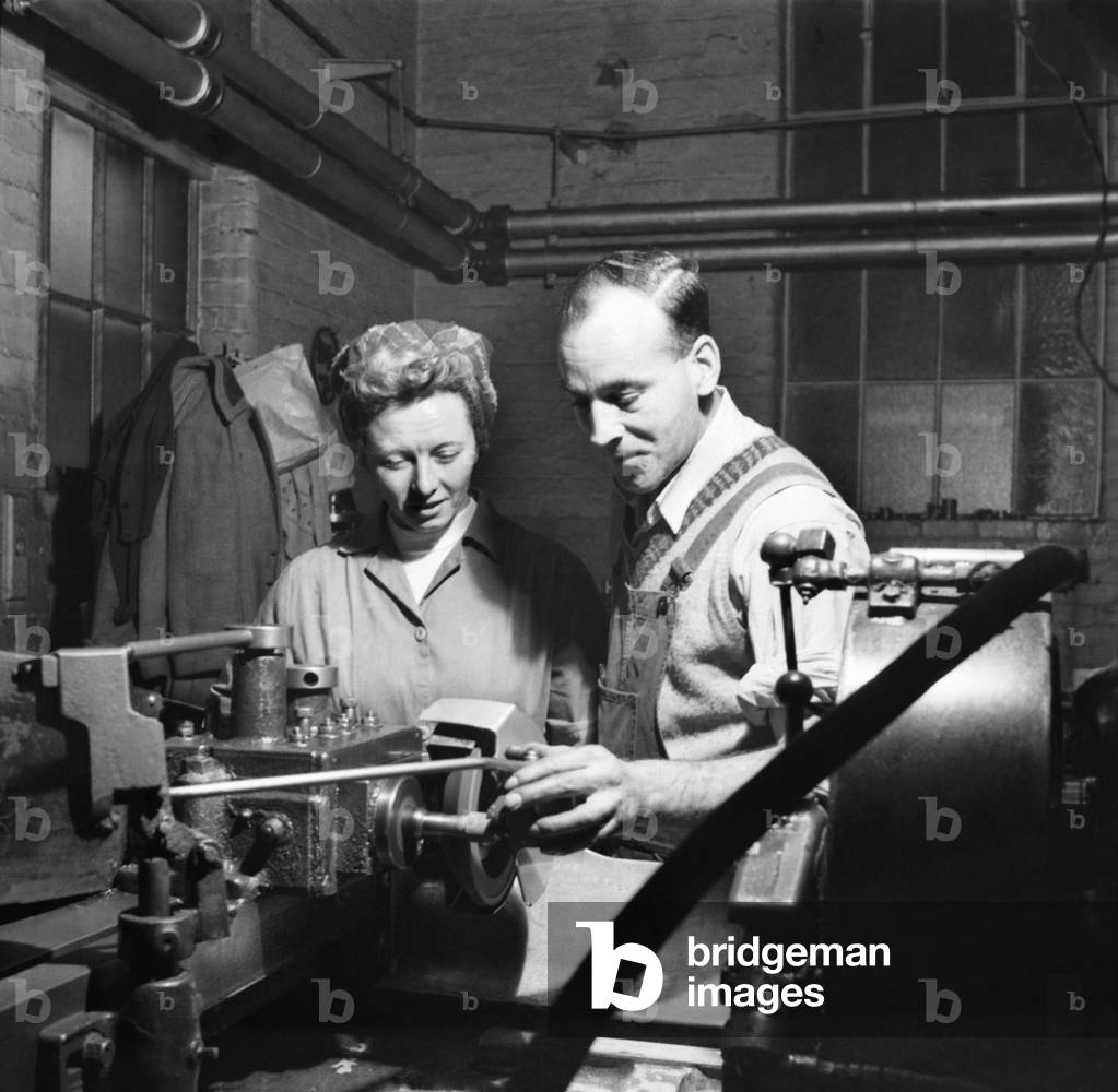 Invention Increases Production - Leyland Motors Ltd.. Mrs Joan McManmon shows the devices - Fitter David Williams. October 1952
C5153