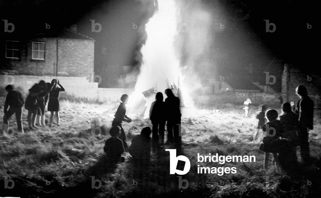 Children gather around a bonfire in Everton. 5th November 1975 (b/w photo)