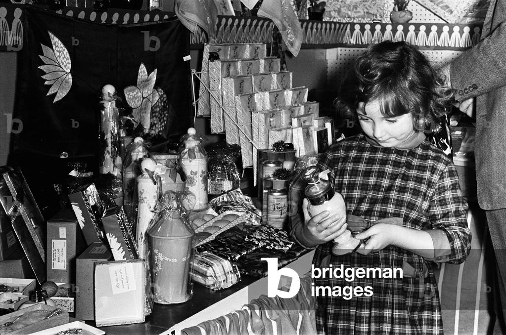 Child buys christmas present for mother, 27th November 1963 (b/w photo)