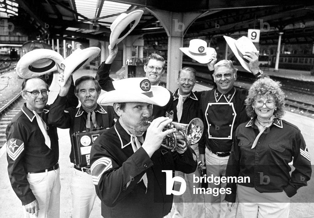 The Desert City Six seen on their arrival in Newcastle, on August 25, 1986 (b/w photo)