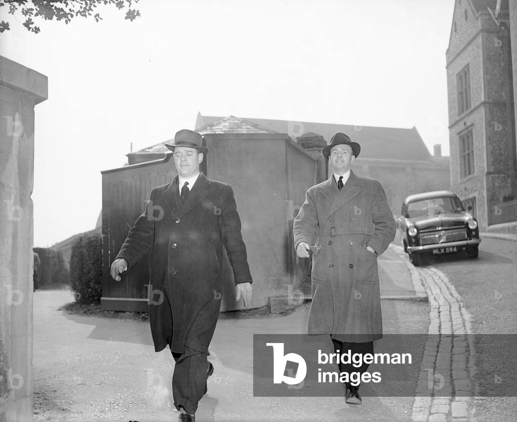 Det. Sgt. Alfred Anderson of Aldershot CID (left) and Det. Insp. Stutchfield of Hampshire CID at Winchester Crown Court, 17th March 1954.