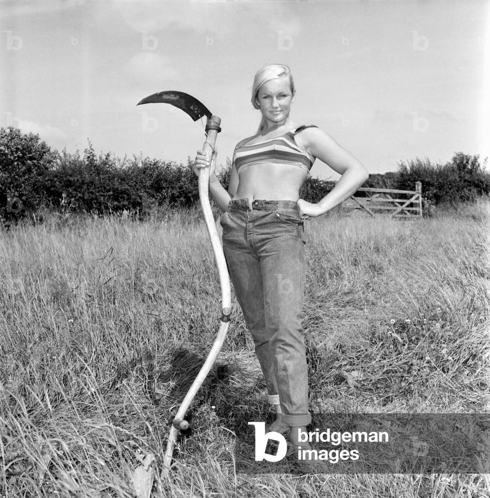 Model Maja Hafernik working on the farm, 1965 (b/w photo)