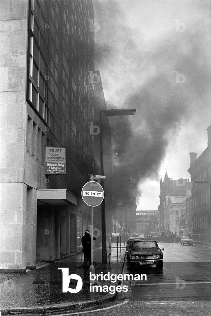 Northern Ireland September 1971. Troops seal off Belfast city centre following a car bomb explosion behind Belfast City Hall. September 1971. 71-8425-004