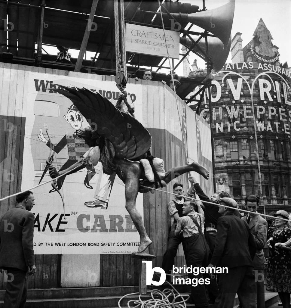 Eros returns to Piccadilly Circus following the end of the second world war. June 1947 O8446-001