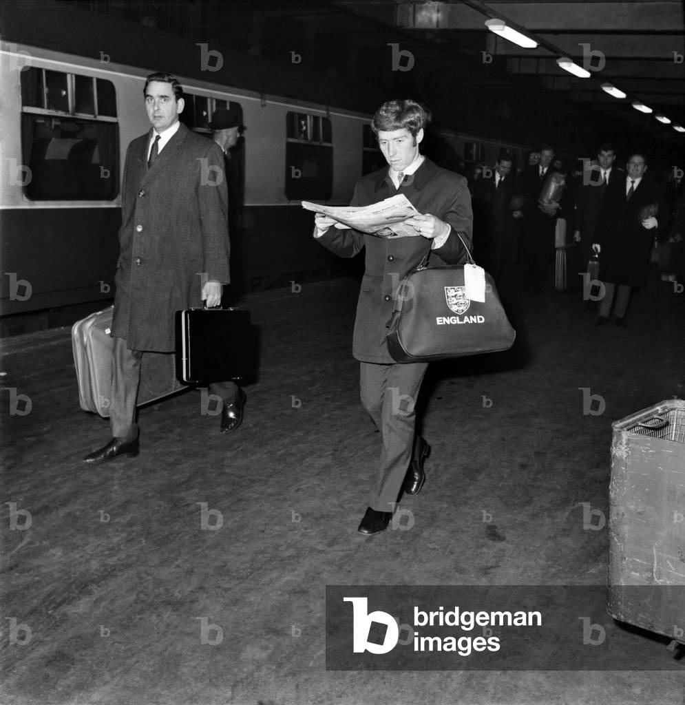 Sport Football: Everton football team arrive at Euston for the match against West Ham tomorrow. Alan Ball engrossed in a paper. December 1969 (photo)