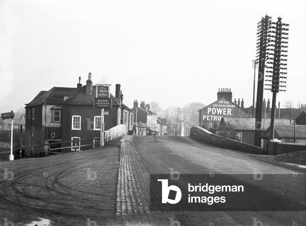 Uxbridge, Canal bridge over the Grand Union canal near Swan and Bottle, (A4020) to be rebuilt. London (formerly Middlesex), c. 1929 (b/w photo)