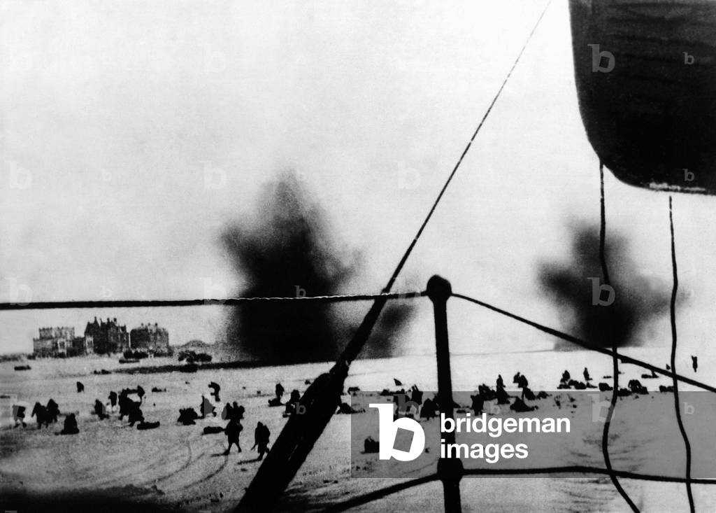 Bataille de Dunkerque 1940 World War Two - Second World War - Bombs from German dive bombers explode during the evacuation of the BEF from the beaches at Dunkirk. Circa: June 1940 (b/w photo)
