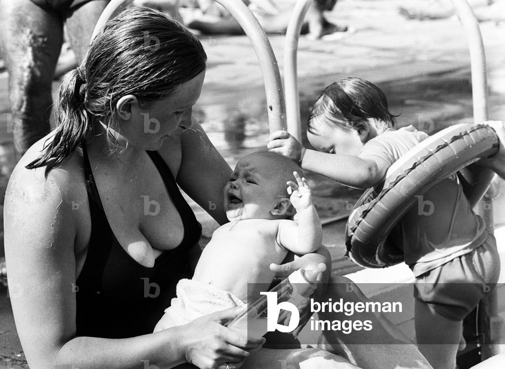 Mother and child try to keep cool at a Birmingham lido during the summer heatwave of 1976. 28th June 1976 (b/w photo)