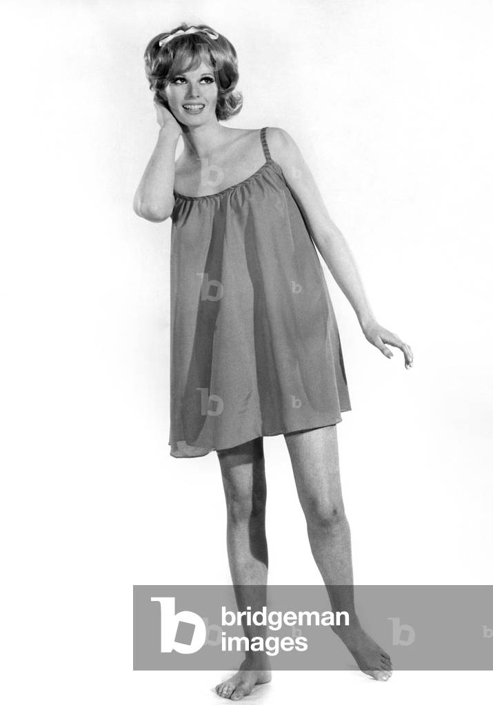 Reveille Fashions: Elizabeth Hooley, May 1968 (b/w photo)